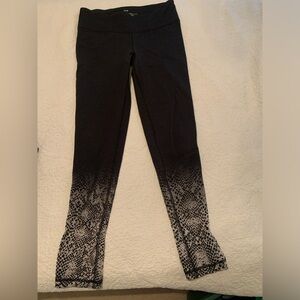 Aritzia leggings black and white